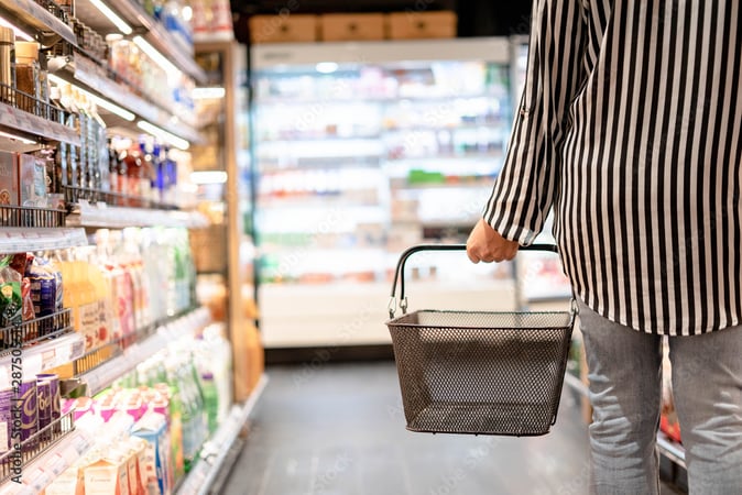 Femme faisant ses courses dans un magasin alimentaire